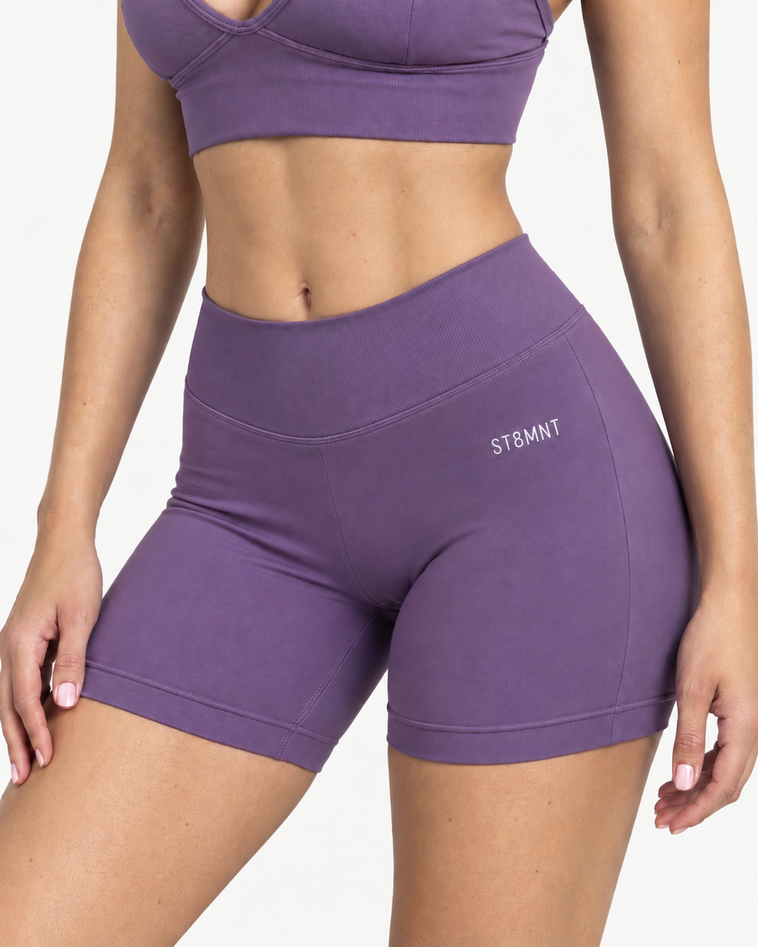 Lila träningsshorts för dam framifrån – ST8MNT