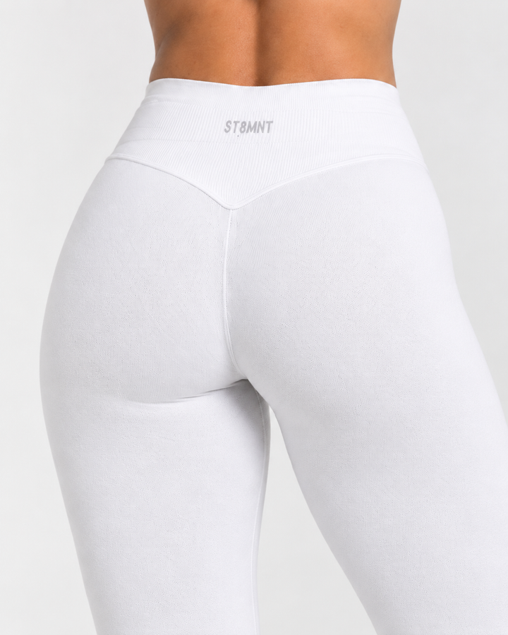 Vita träningsleggings för dam bakifrån – ST8MNT
