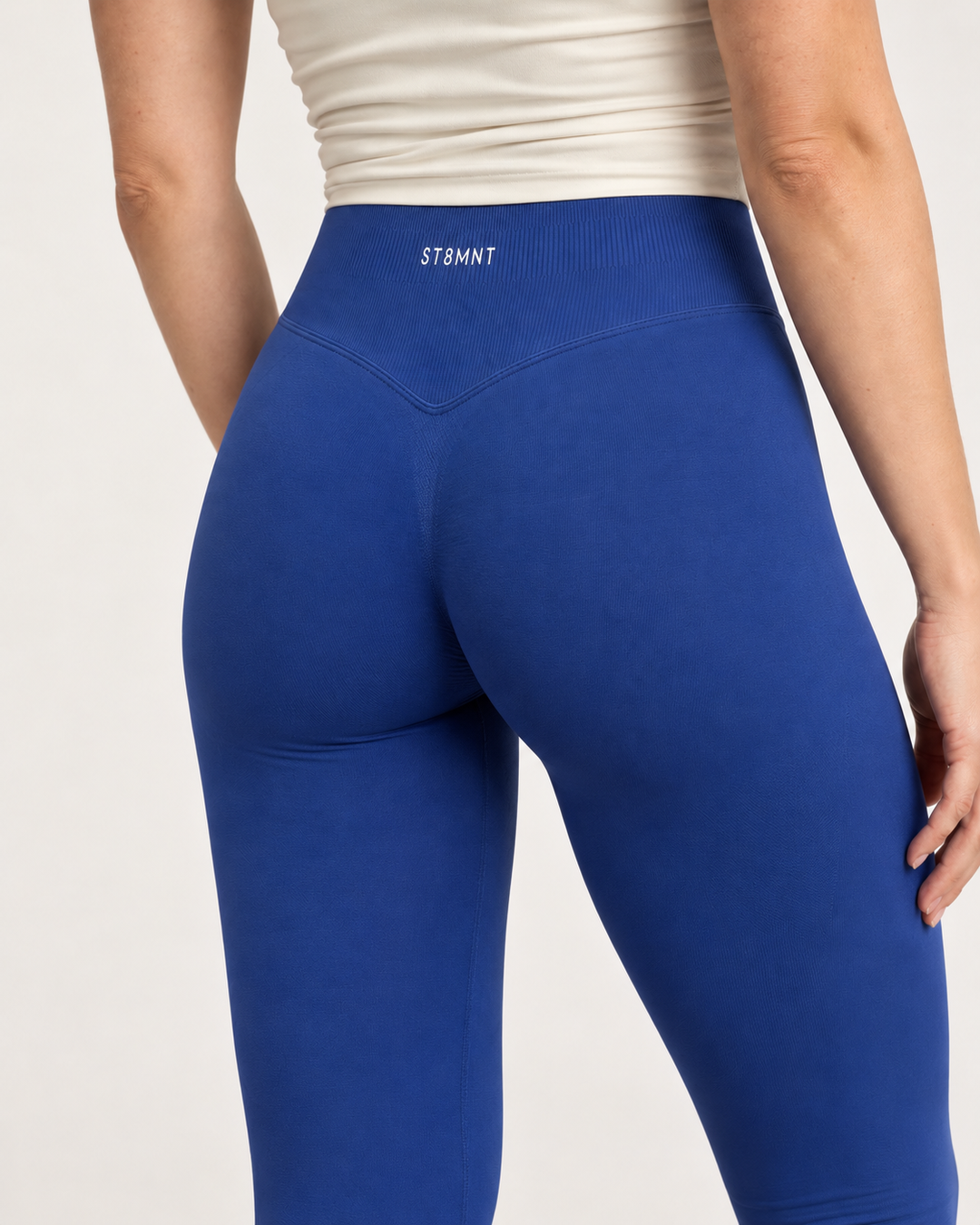 Blå träningsleggings för dam bakifrån – ST8MNT
