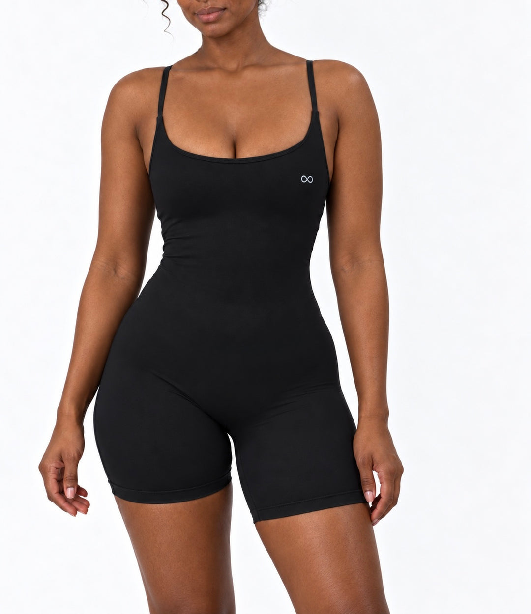 Svart kort träningsjumpsuit för dam framifrån – ST8MNT