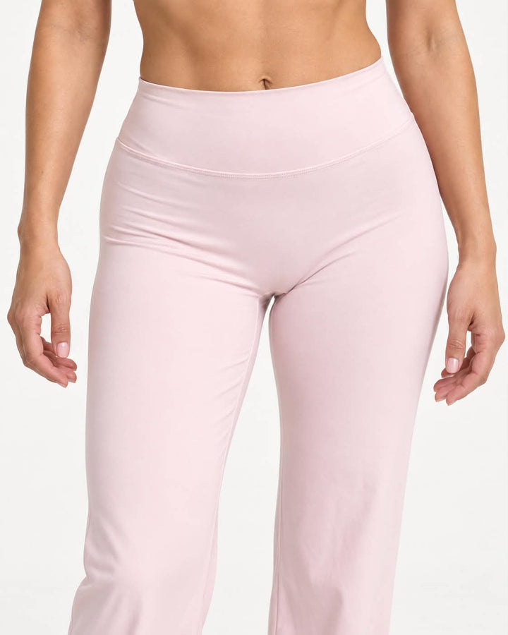 Detaljbild av rosa wide leg-byxor med hög midja – ST8MNT